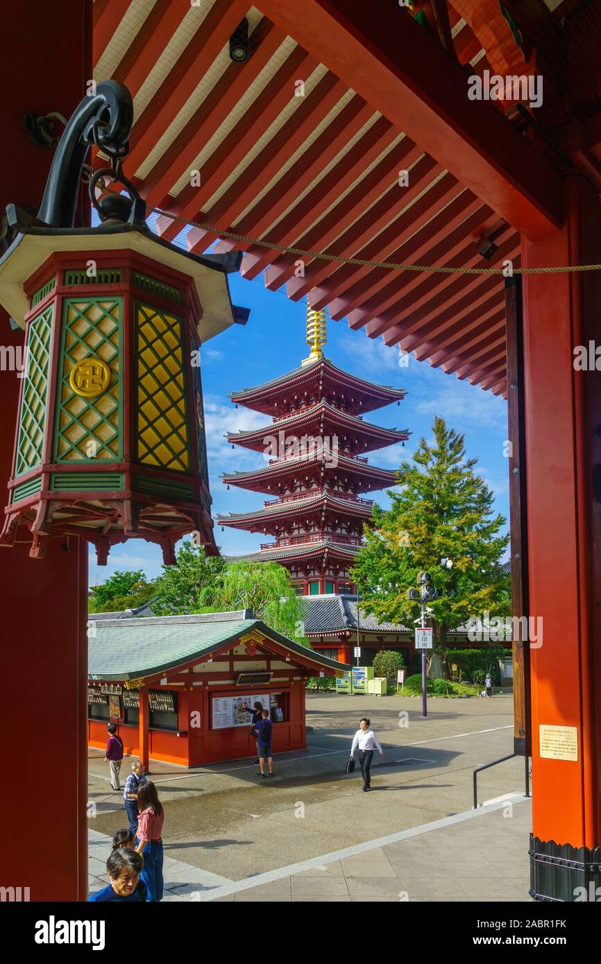 Tokyo, Japon - 28 septembre 2019 : Scène de la Senso-ji, avec la pagode de cinq étages et les visiteurs, à Asakusa, Tokyo, Japon Banque D'Images