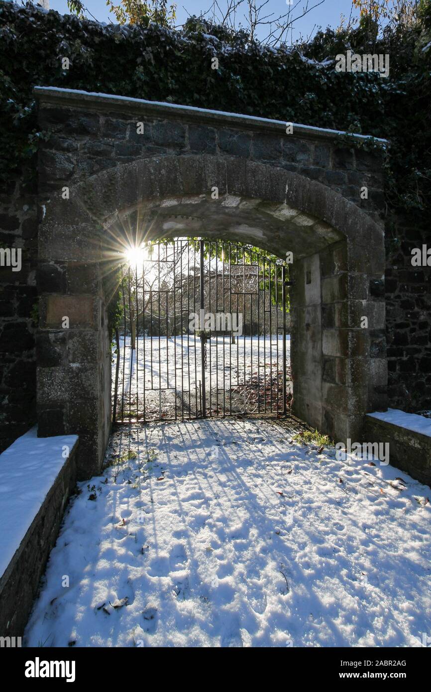 Soleil d'hiver brille à travers une barrière métallique d'un jardin clos en  hiver avec de la neige au sol à Gosford Park Forest, Markethill, County  Armagh Photo Stock - Alamy