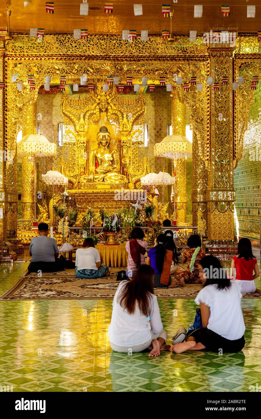 Bouddha assis doré, Nan Oo Salle du Bouddha, Botahtaung Paya Botataung (), Yangon, Myanmar. Banque D'Images