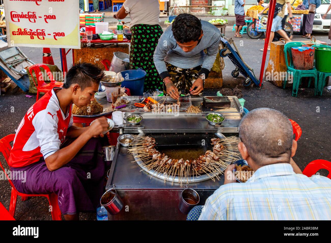 La population locale de manger des aliments de rue d'un Street Food, Yangon, Myanmar. Banque D'Images