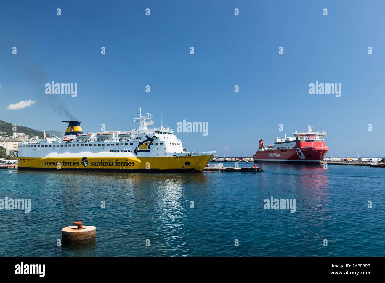 Bastia, Corse - juin 2019 - Rouge et Jaune Ferry dans un jour d'été ensoleillé. Seascape Banque D'Images