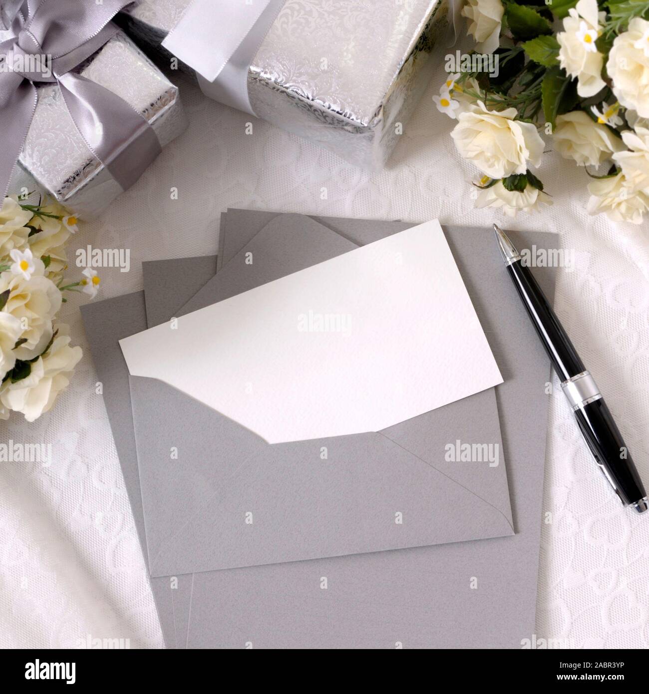 Invitation vierge ou carte de remerciement avec plusieurs cadeaux de mariage et blanches portées sur bustier de dentelle. L'espace pour copier. Banque D'Images Invitation vierge ou carte de remerciement avec plusieurs cadeaux de mariage et blanches portées sur bustier de dentelle. L'espace pour copier. Banque D'Images