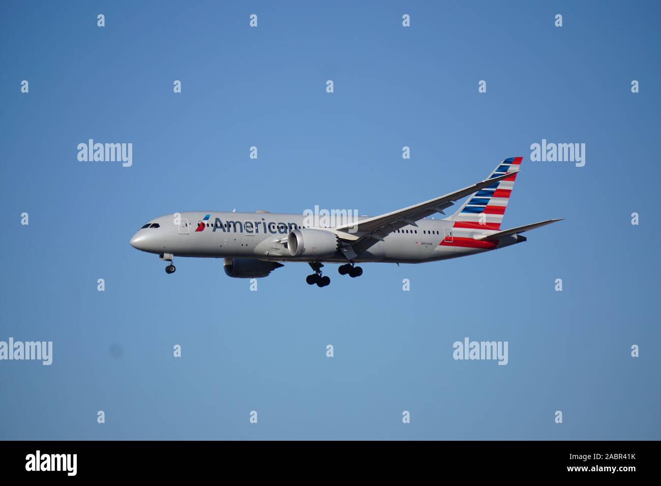 L'avion American Airlines Embraer ERJ 145 approche de l'aéroport international O'Hare de Chicago. Banque D'Images