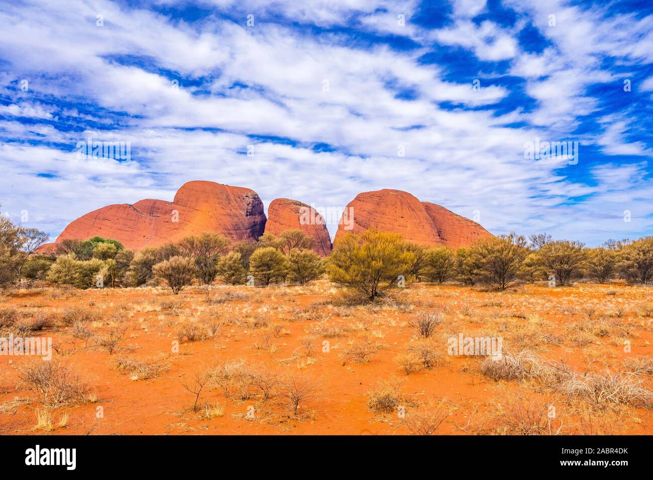 Les formations de nuages unique sur les Olgas, connu sous le nom de Kata Tjuta dans l'arrière-pays australien Banque D'Images