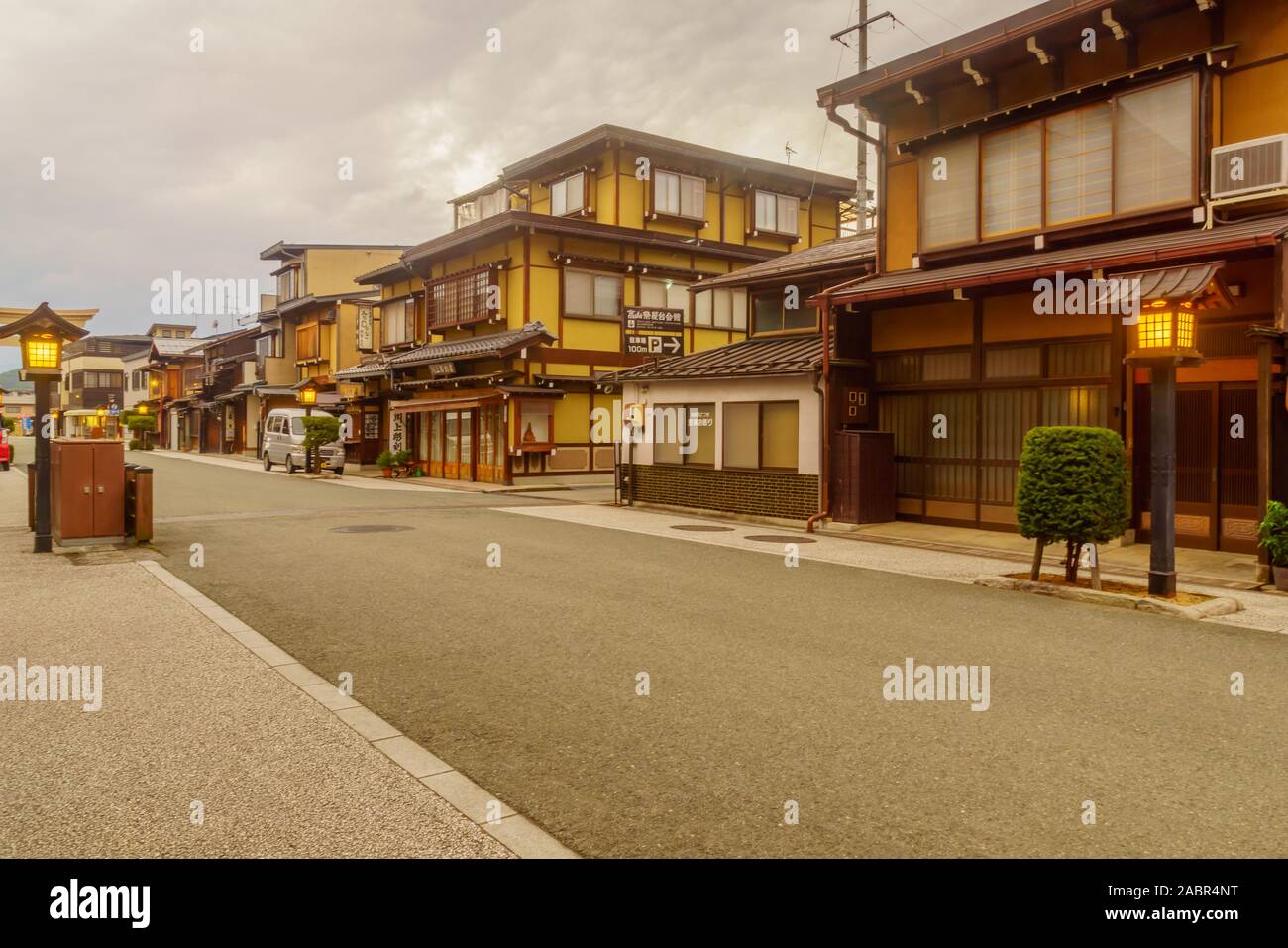 Takayama, Japon - 3 octobre 2019 : soirée théâtre de la vieille ville, avec des maisons traditionnelles, les habitants et visiteurs, à Takayama, Japon Banque D'Images