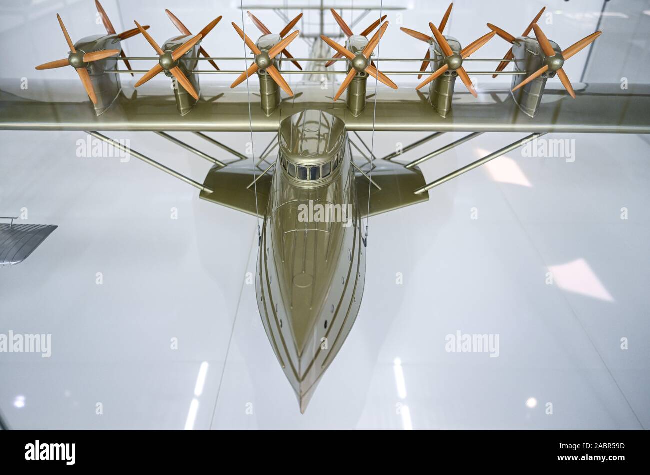 Friedrichshafen, Allemagne. 25Th Nov, 2019. Un modèle de l'hydravion n X s'expose dans une vitrine dans le Musée Dornier. Le X n'était un avion qui a été construit par la société allemande Dornier fonctionne après la Première Guerre mondiale et construit en 1929. (Dpa : 'informaticien veut reconstruire célèbre flying boat n X - sans plans") Crédit : Felix Kästle/dpa/Alamy Live News Banque D'Images