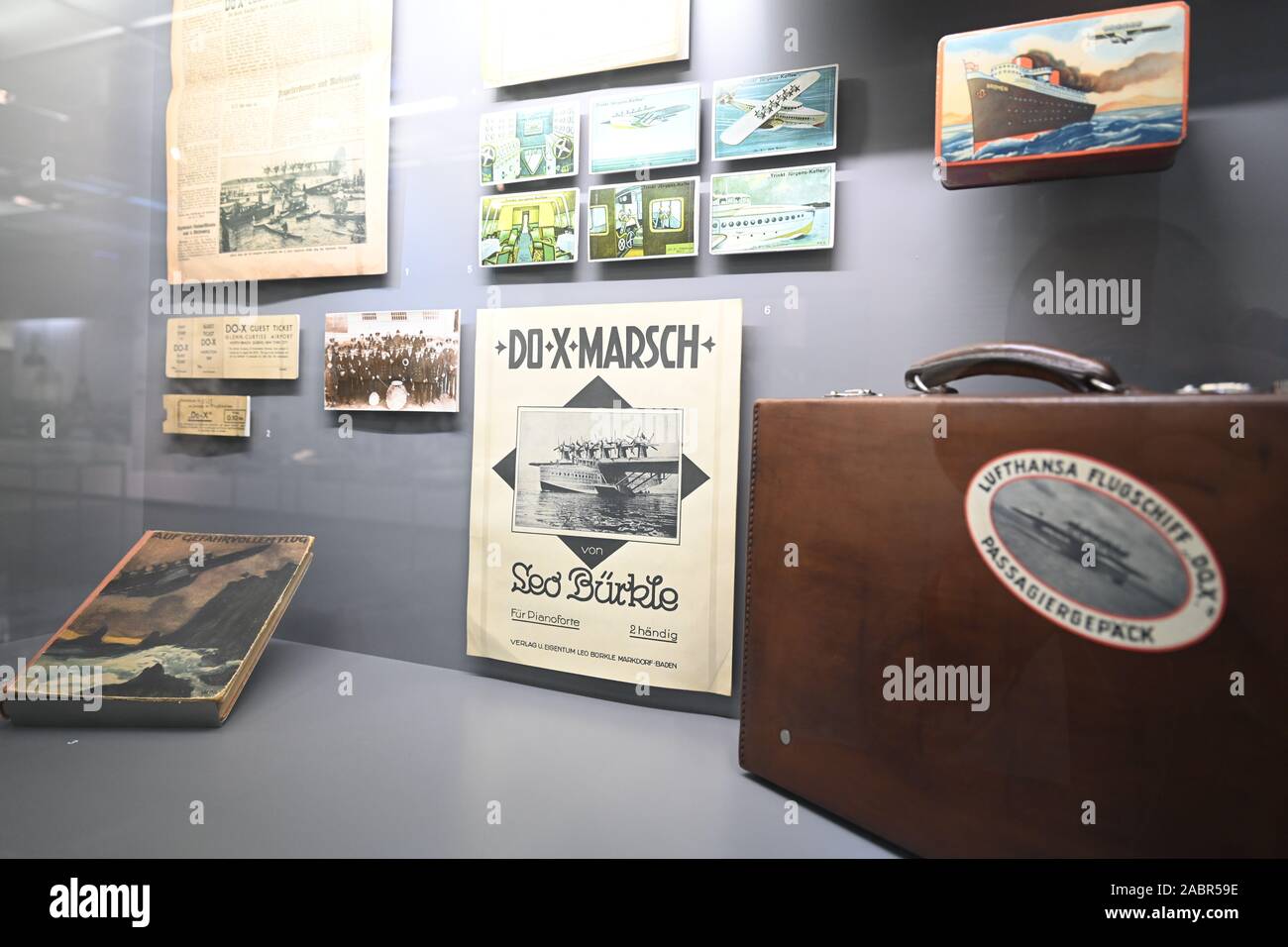 Friedrichshafen, Allemagne. 25Th Nov, 2019. Divers documents historiques est exposé dans une vitrine dans le Musée Dornier sur l'objet de faire X. (dpa : 'informaticien veut reconstruire célèbre flying boat n X - sans plans") Crédit : Felix Kästle/dpa/Alamy Live News Banque D'Images