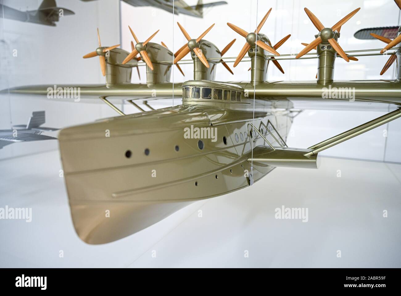 25 novembre 2019, Bade-Wurtemberg, Friedrichshafen : un modèle de l'hydravion n X s'expose dans une vitrine dans le Musée Dornier. Le X n'était un avion qui a été construit par la société allemande Dornier fonctionne après la Première Guerre mondiale et construit en 1929. (Dpa : 'informaticien veut reconstruire célèbre flying boat n X - sans plans") Photo : Felix Kästle/dpa Banque D'Images