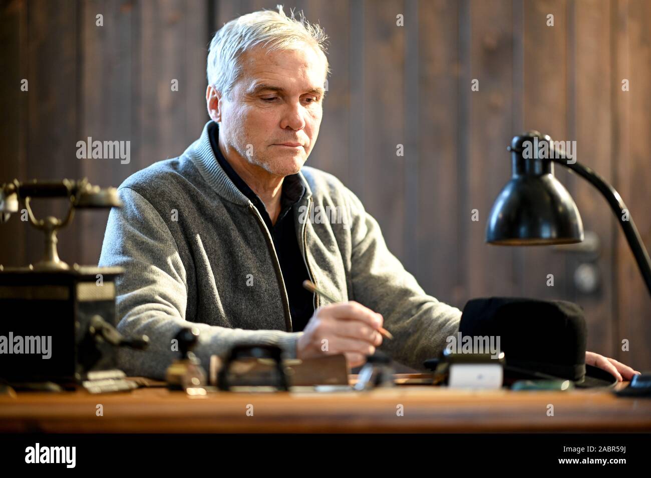 Friedrichshafen, Allemagne. 25Th Nov, 2019. David Dornier se trouve dans l'ancienne caserne, où son grand-père, le concepteur d'avions Claude Dornier, travaillé au lac de Constance. Histoire de l'entreprise concepteur d'avions Claude Dornier a commencé en 1914 dans la caserne de Seemoos à Friedrichshafen. (Dpa : 'informaticien veut reconstruire célèbre flying boat n X - sans plans") Crédit : Felix Kästle/dpa/Alamy Live News Banque D'Images