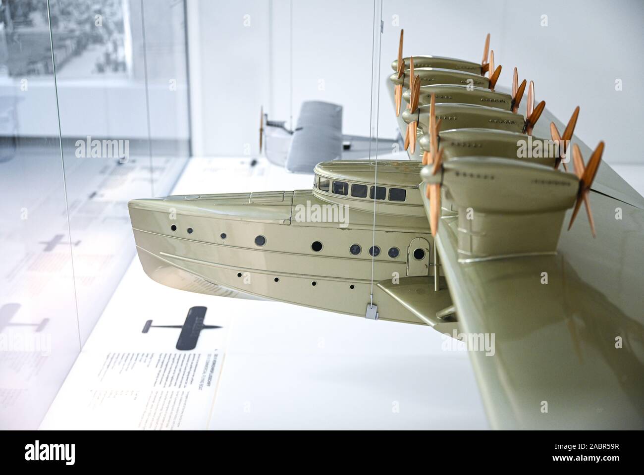 Friedrichshafen, Allemagne. 25Th Nov, 2019. Un modèle de l'hydravion n X s'expose dans une vitrine dans le Musée Dornier. Le X n'était un avion qui a été construit par la société allemande Dornier fonctionne après la Première Guerre mondiale et construit en 1929. (Dpa : 'informaticien veut reconstruire célèbre flying boat n X - sans plans") Crédit : Felix Kästle/dpa/Alamy Live News Banque D'Images