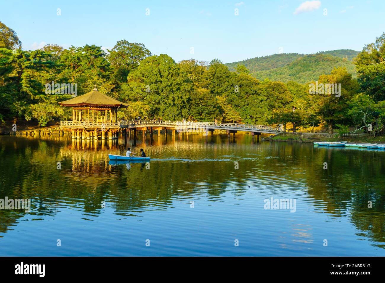 Nara, Japon - 5 octobre, 2019 : Vue de la Mangetsu-ji, temple flottant ou Ukimido hall (Pavilion), avec les visiteurs, à Nara Park Sagi-ike Pond. Le Japon Banque D'Images