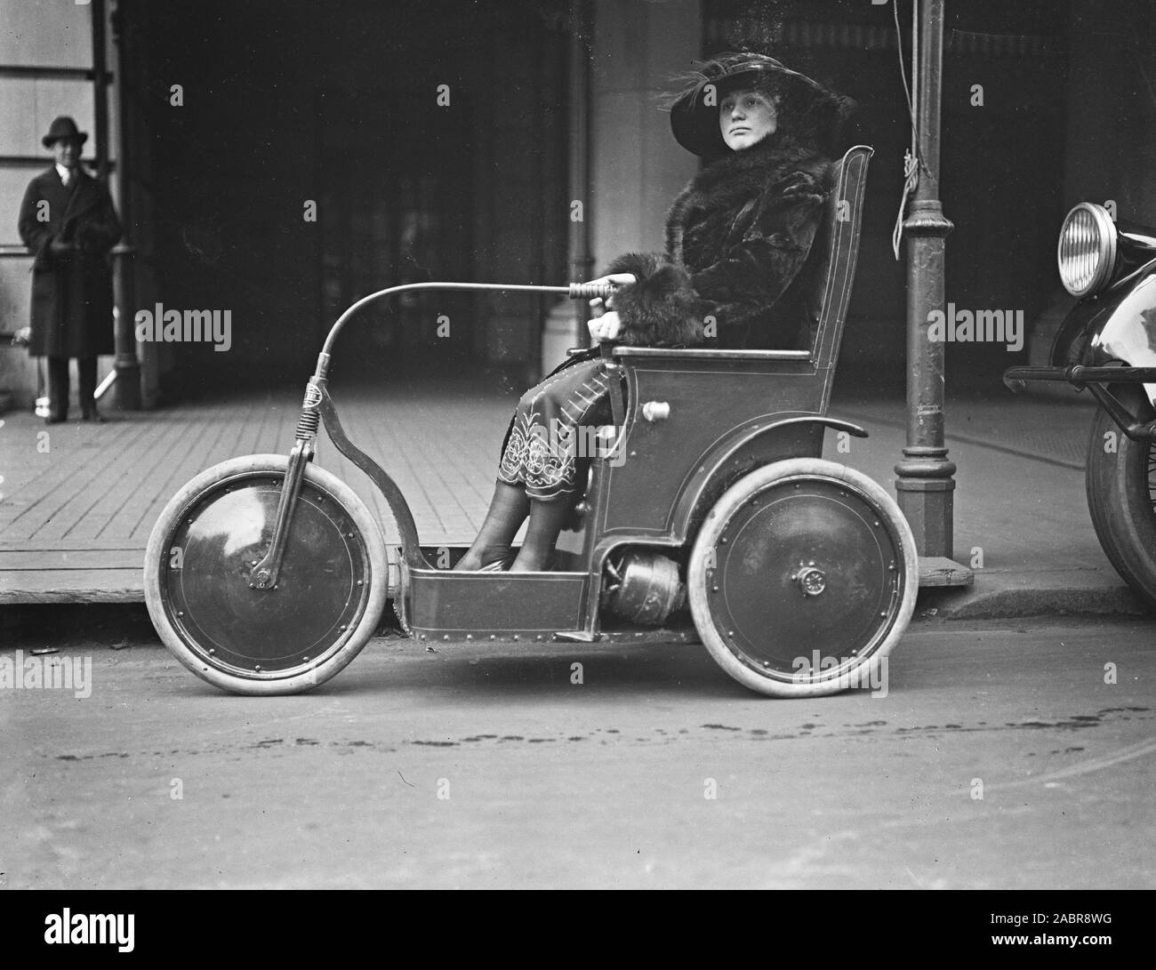 Femme équitation dans trois-roues ca. Janvier 22, 1922 Banque D'Images