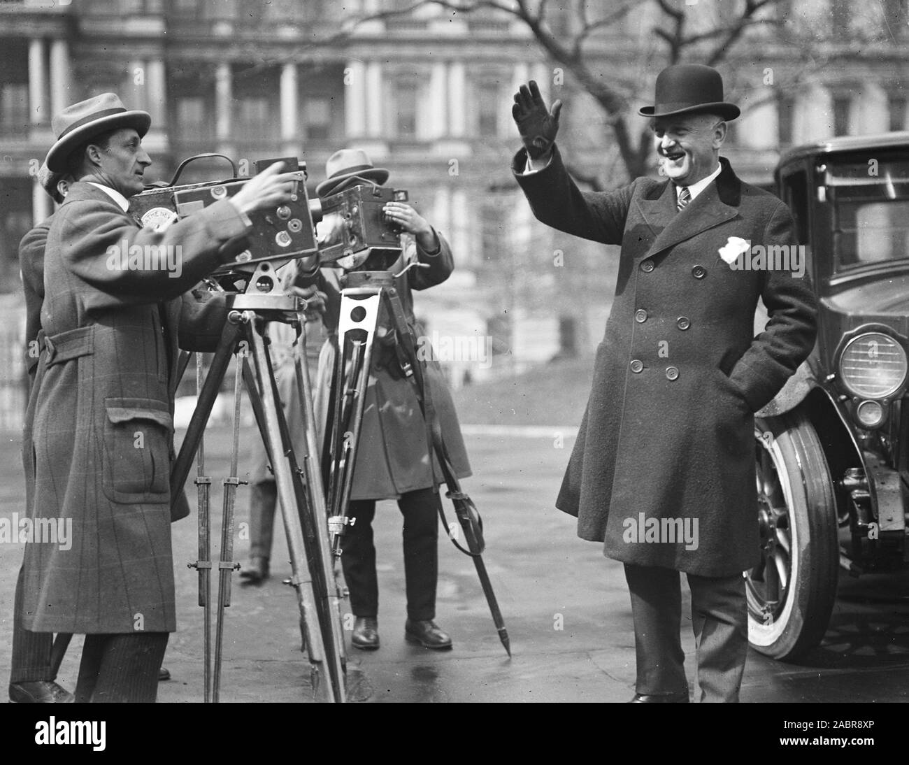 L'homme en face de photographes à Maison Blanche, de l'État, de la guerre et de la Marine Building en arrière-plan. Washington, D.C. ca. 1924 Banque D'Images