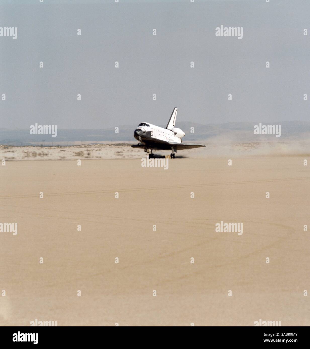 STS036-S-018 (3 mars 1990) --- La navette spatiale Atlantis atterrit à Edwards Air Force Base en Californie pour terminer la mission STS-36. Les astronautes à bord ont été John O. Creighton, John H. Casper, David C. Hilmers, Richard M. Mullane (Mike) et Pierre J. Thuot. Banque D'Images