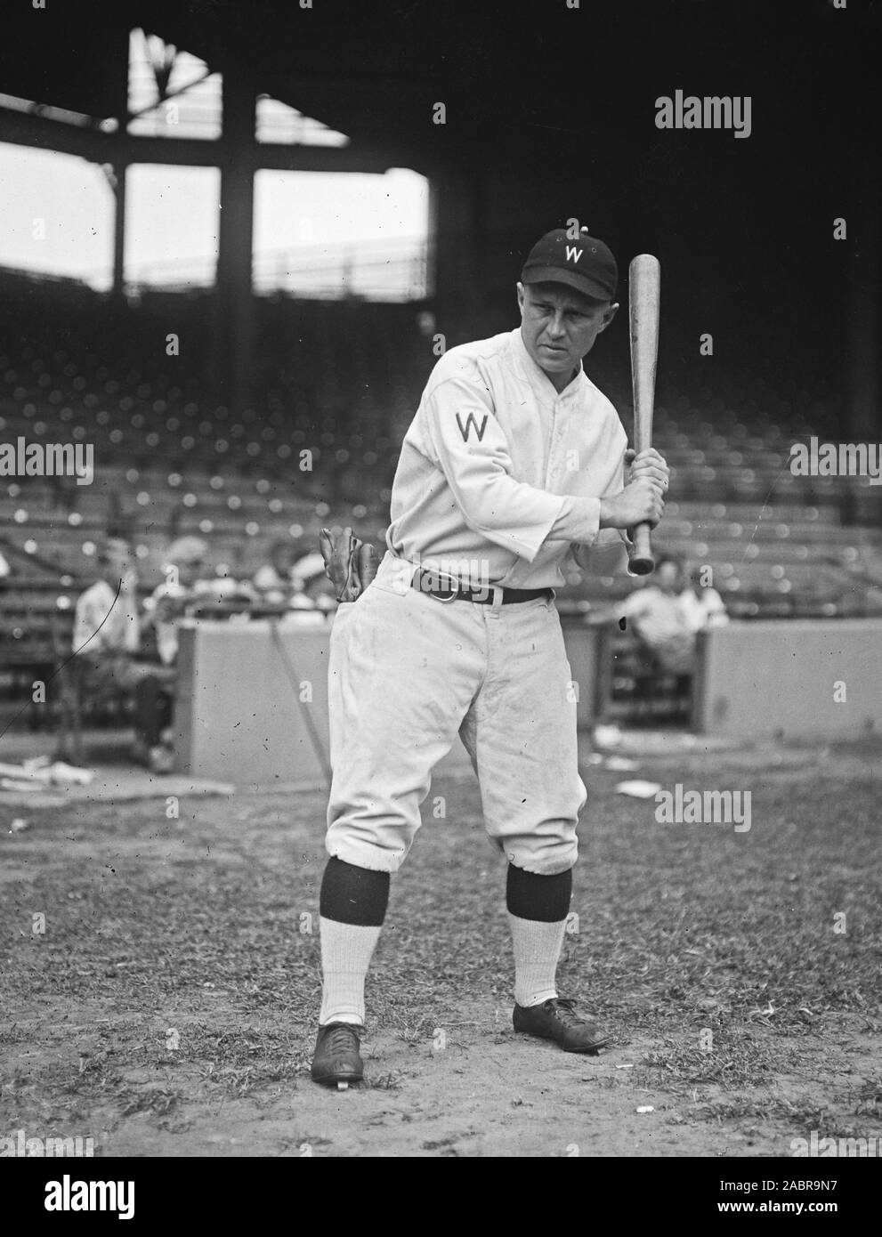 Joueurs de baseball Vintage - Washington le sénateur baseball player batting posent en ca. 1924 Banque D'Images