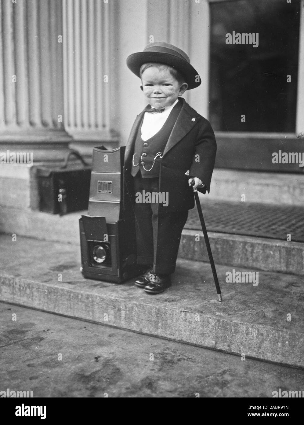 Les principaux pourraient, le plus petit homme ? Dans le monde ca. 1922 (le mot 'homme' n'était pas dans la légende originale) Banque D'Images