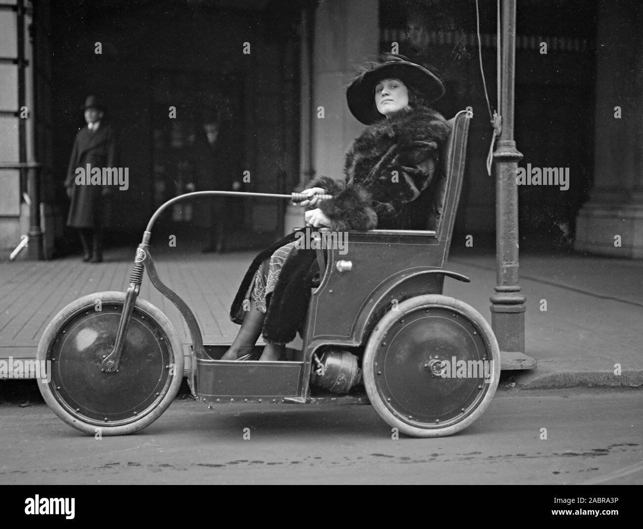 Femme équitation dans trois-roues ca. Janvier 22, 1922 Banque D'Images