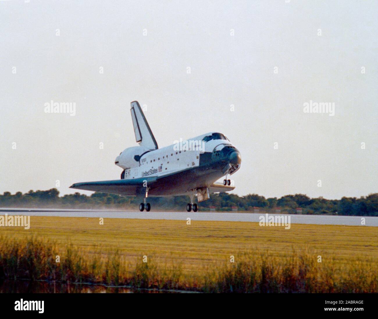 (20 Nov 1990) --- Atlantis STS-38, Véhicule orbiteur (VO) 104, atterrit sur la piste 33 au Centre spatial Kennedy (KSC) Atterrissage (SLF). L'atterrissage principal vient s'est posé sur la surface de la piste comme le train avant (NLG) plane au-dessus. Le ministère de la Défense (DOD)-mission consacrée a pris fin (avec roue complète stop) à 4:43:37 pm (heure normale de l'Est (HNE)). Banque D'Images