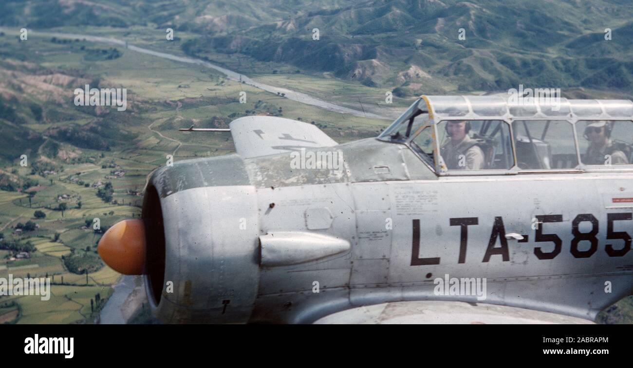 Un U.S. Air Force LT-6G avion vole dans la zone démilitarisée de Corée du Sud à l'automne 1953. Le North American Aviation T-6 Texan a été modifié au cours de la guerre de Corée et de surveillance du champ de bataille pour le contrôle aérien avancé, et désignés comme T-6 'Mosquitos.' La photo a été prise par la U.S. Air Force pilot Alexander P. Macdonald. Il est devenu plus tard la North Dakota Air National Guard's 119th Fighter Group Le 28 février 1968, commandant. Il a été promu général de brigade le 14 décembre 1981 et major général en juin, 2983. Il a été nommé adjudant général du Dakota du Nord, en août 1984. Banque D'Images