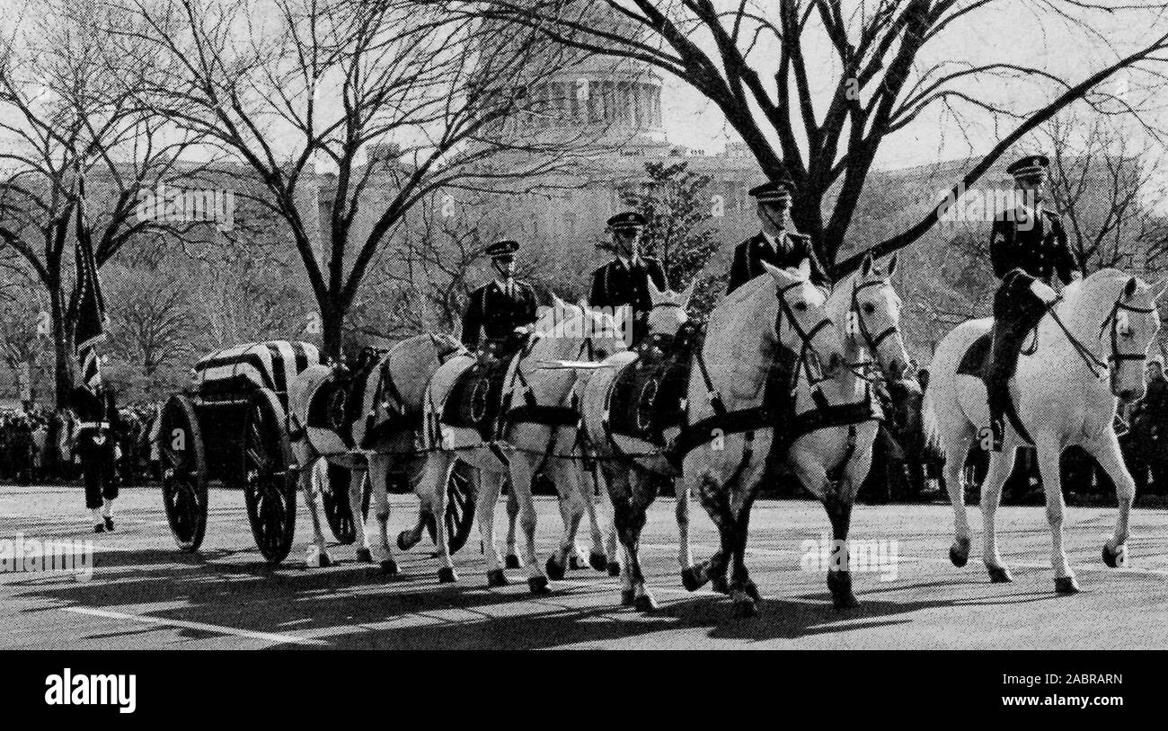 Le dernier voyage de la capitale du pays à la Maison Blanche, le caisson portant la demeure du Président John F. Kennedy se déplace vers le bas Pennsylvania Avenue après le caisson est un marin portant le drapeau présidentiel. Banque D'Images