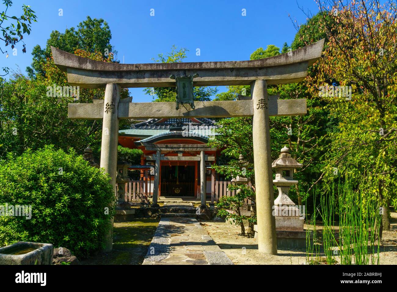 Kyoto, Japon - 10 octobre 2019 - Vue d'un temple shintoïste près du temple Sanjusangen-do, à Kyoto, Japon Banque D'Images
