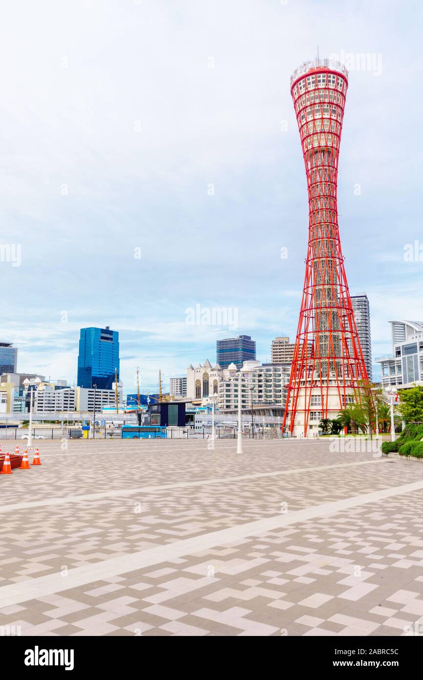 Kobe, Japon - 11 octobre 2019 - Vue du port Kobe Tower, et les toits de la ville, avec les habitants et les visiteurs, à Kobe, Japon Banque D'Images