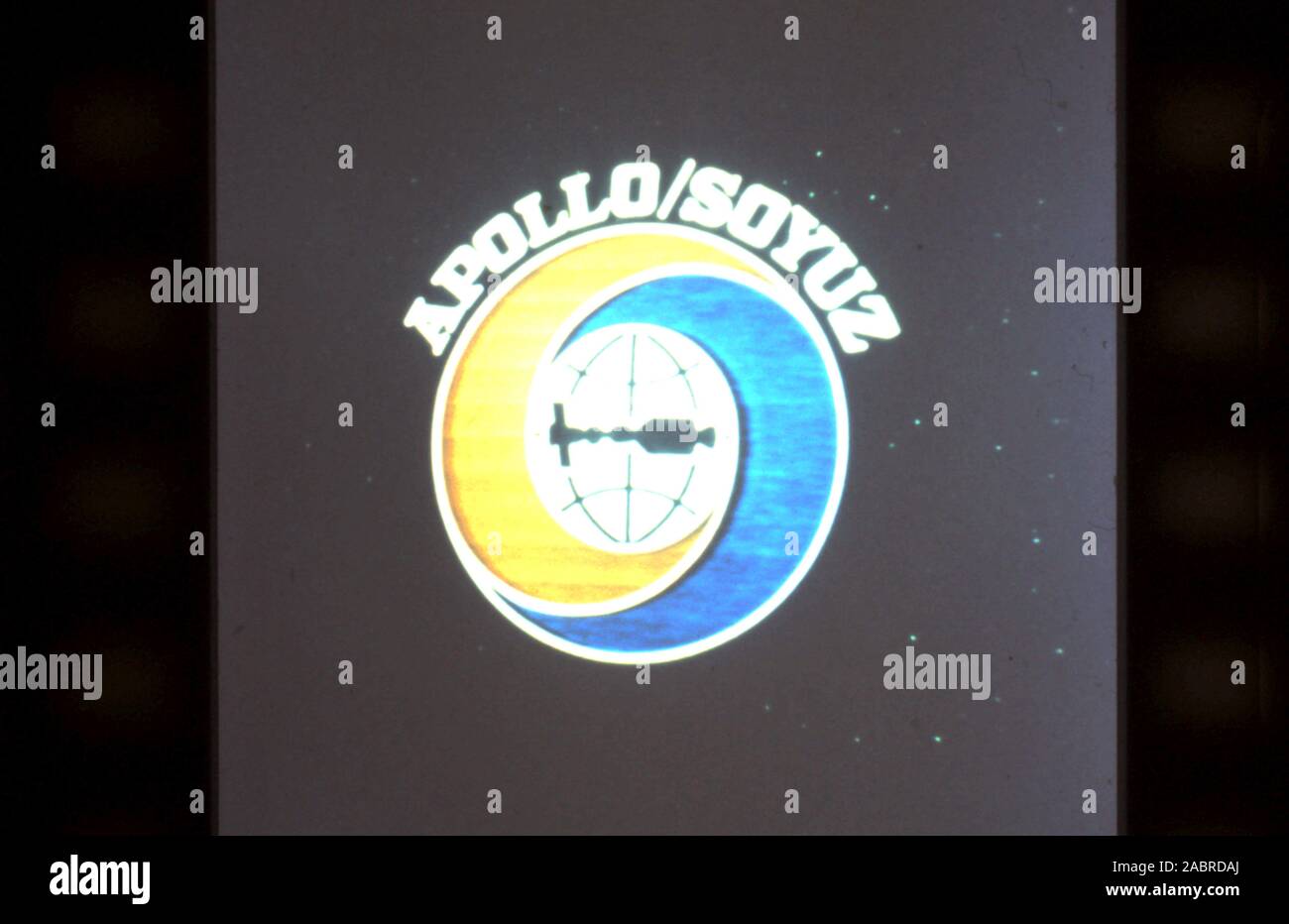 - Teleclip plat Apollo-soyouz Logo pour l'Apollo Soyouz Test Project - Apollo Soyouz 19 & CSM-111 - photo prise directement à partir de la télévision couleur écran dans le UK - par 'Harry' (le photographe inconnu) au cours de la diffusion en direct en juillet 1975. L'Apollo Soyouz Test Project-(ASTP) (Russe : Экспериментальный Аполлон "полёт" - "Союз" (ЭПАС Eksperimentalniy Apollon-Soyuz), polyot, allumé. Vol expérimental' 'Apollo-soyouz, communément appelé par les Soviétiques comme Apollo Soyouz-), menée en juillet 1975. Banque D'Images