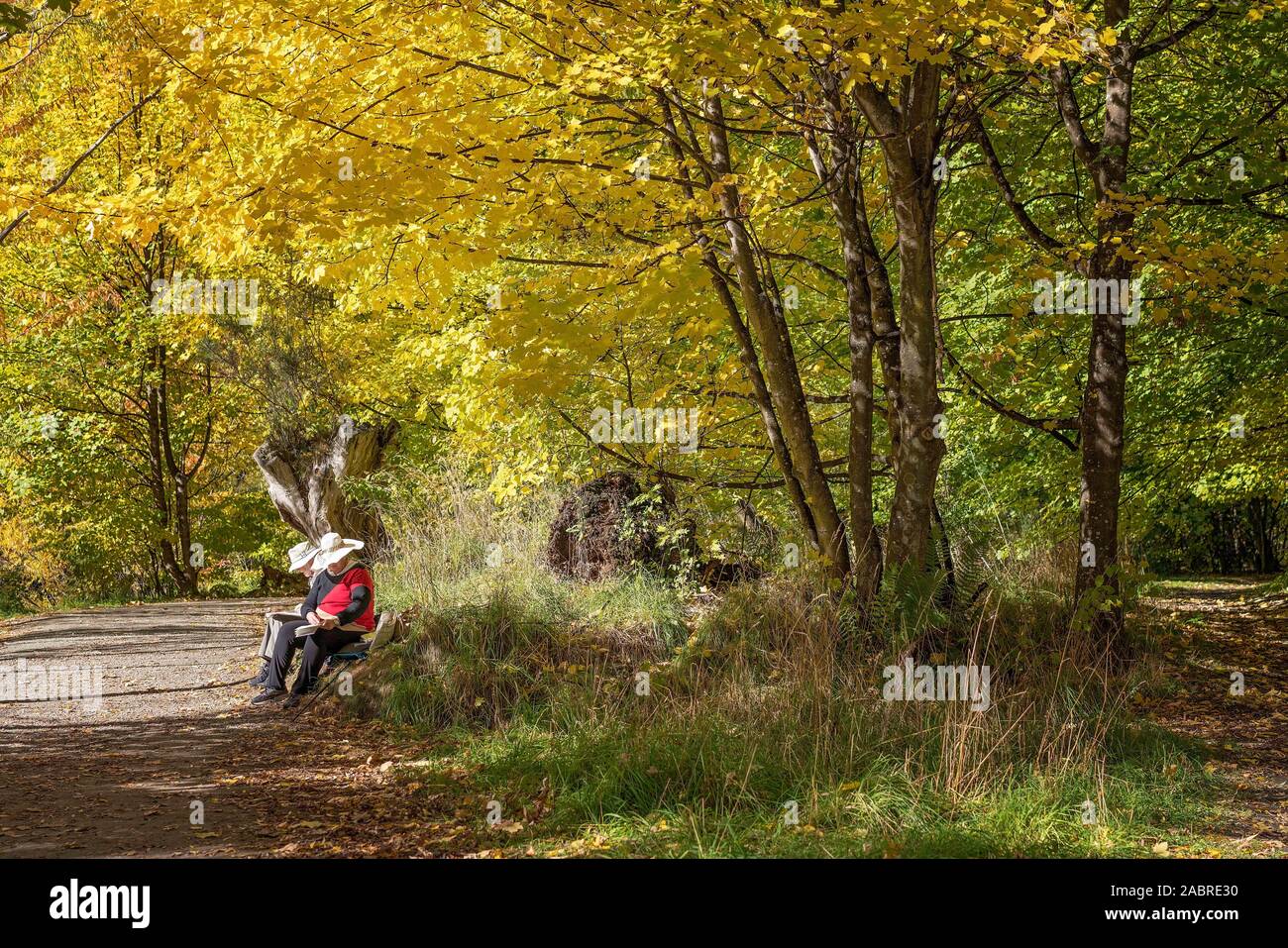 Couple De Personnes Agees La Sieste Au Soleil Photo Stock Alamy