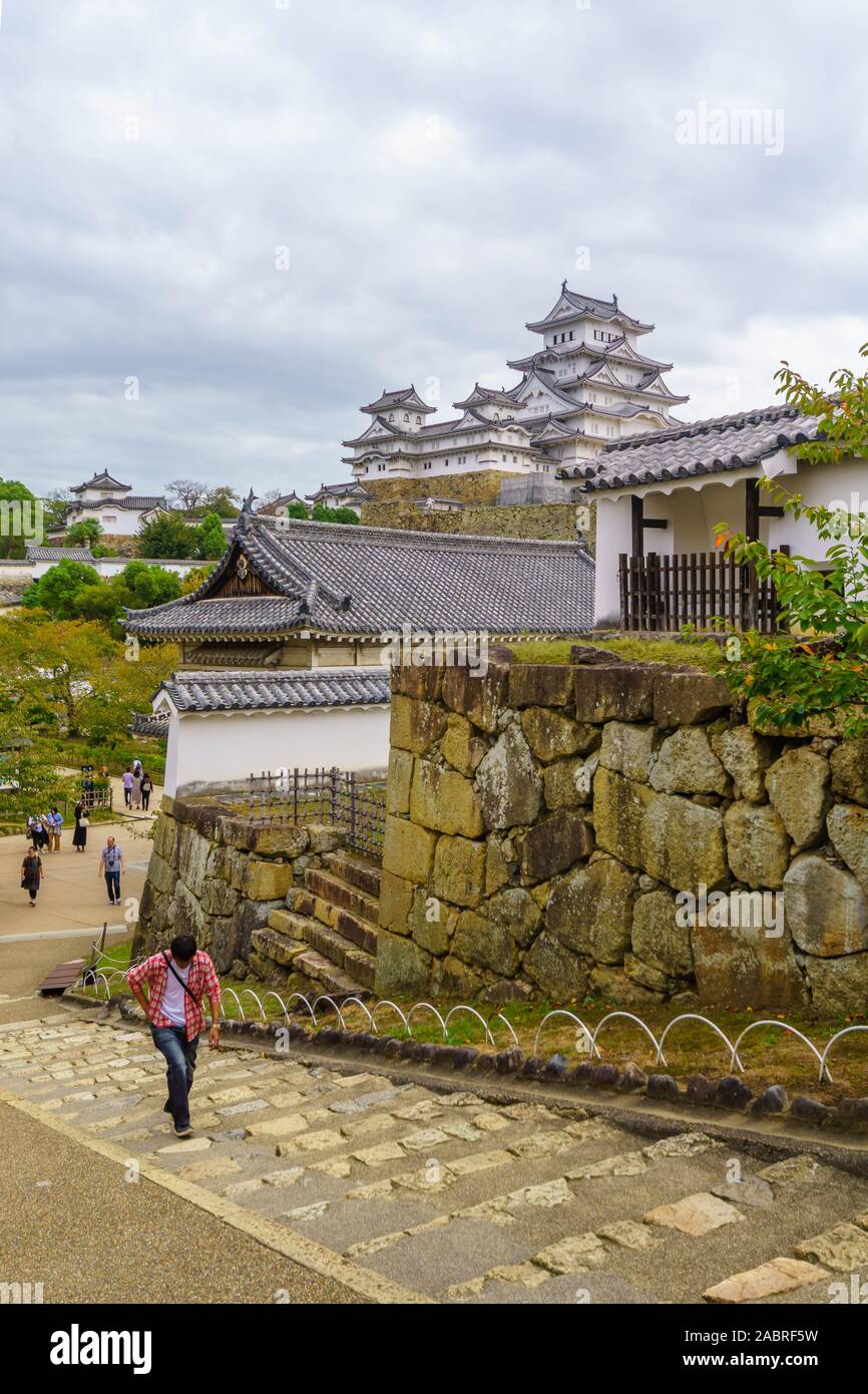 Himeji, JAPON - 14 octobre 2019 : vue sur le château de Himeji, daté 1333, avec les visiteurs, dans la ville de Himeji, préfecture de Hyogo, Japon Banque D'Images