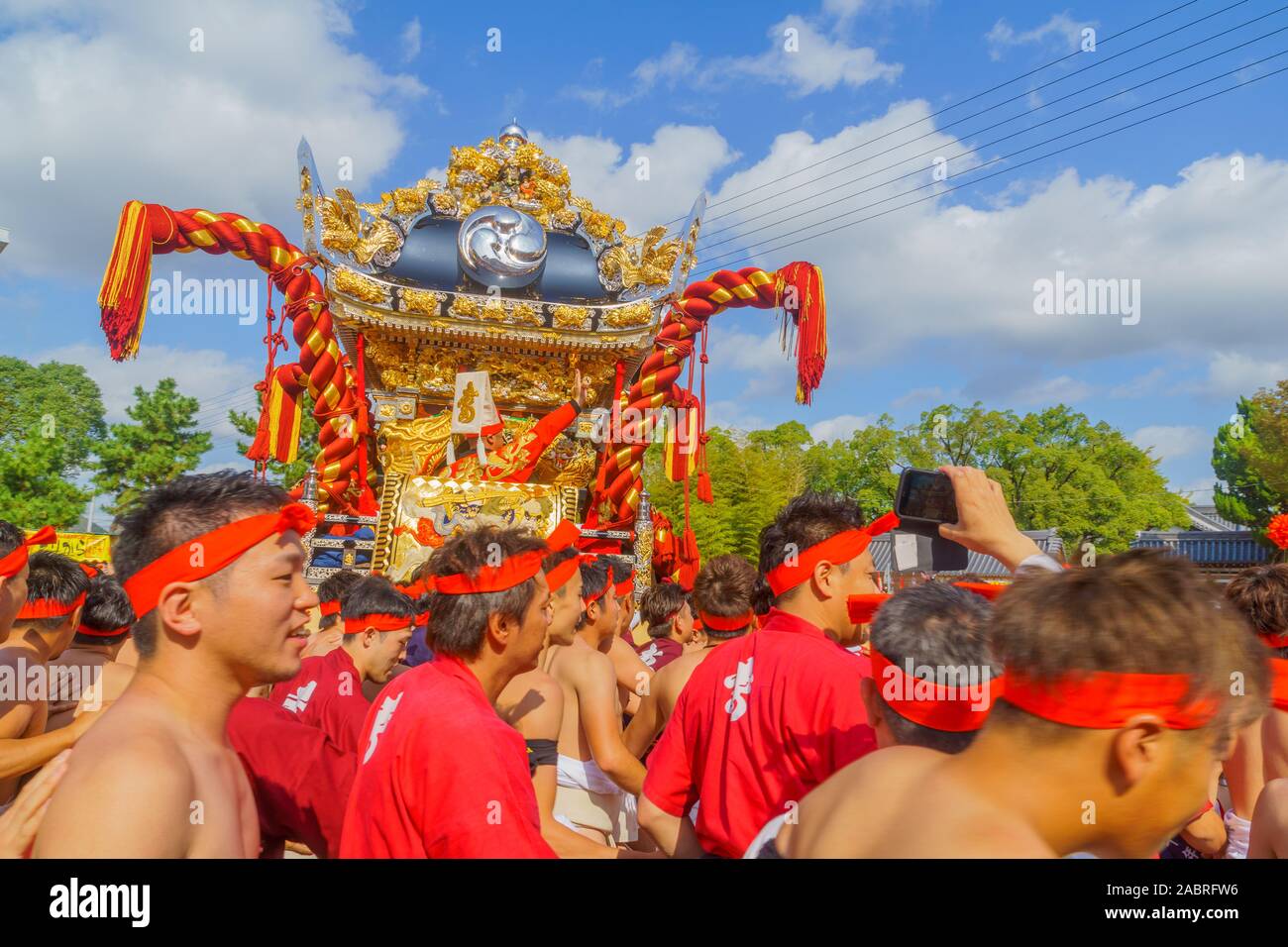 Himeji, JAPON - 14 octobre 2019 : Portable culte porté par les hommes dans la vinaigrette traditionnelle, et foule. Partie de la Nada no Kenka Festival, à Himeji, Ja Banque D'Images