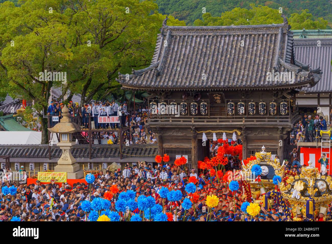 Himeji, JAPON - 14 octobre 2019 : des hommes à la vinaigrette traditionnelle, et la foule en face de l'Matsubara Hachiman Shrine. Partie de la Nada aucun festival Kenka Banque D'Images