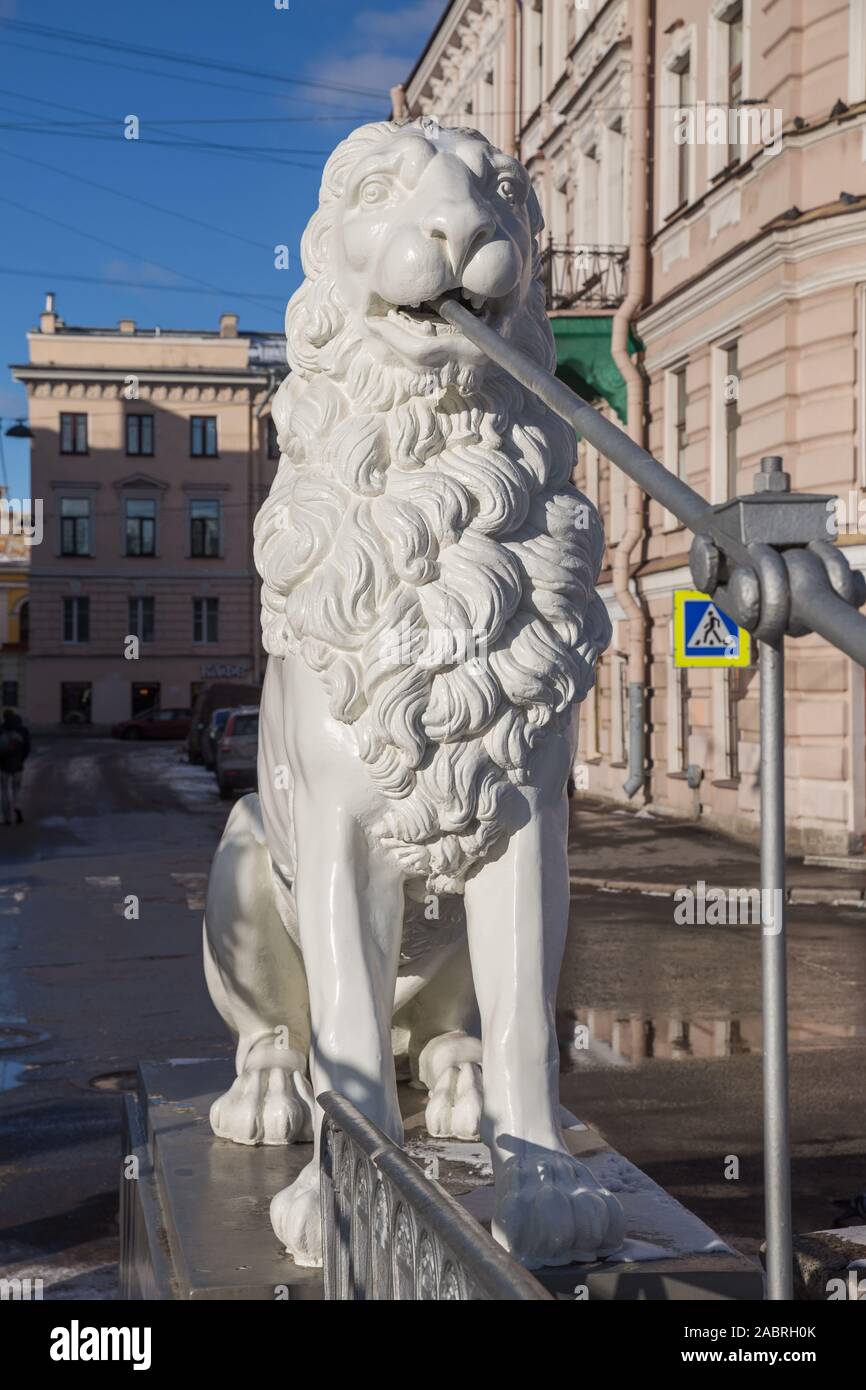 L'un des quatre lions Lion sur le pont sur le Canal Griboïedov close-up. Ancien pont suspendu piétonnier construit en 1826, Saint-Pétersbourg, Russie Banque D'Images