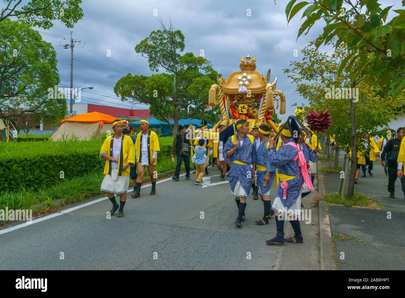 Himeji, JAPON - 14 octobre 2019 : Portable culte porté par les hommes dans la vinaigrette traditionnelle, et foule. Une partie du festival d'automne de Oshio Tenman-gu Sh Banque D'Images