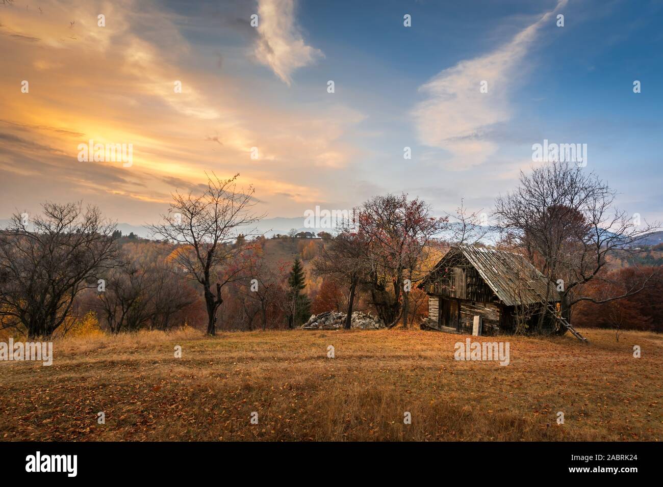 Paysage magnifique de la Transylvanie, Roumanie l'automne sur une maison et une grange en ruine à Bran, Brasov Viscri vue aérienne Banque D'Images
