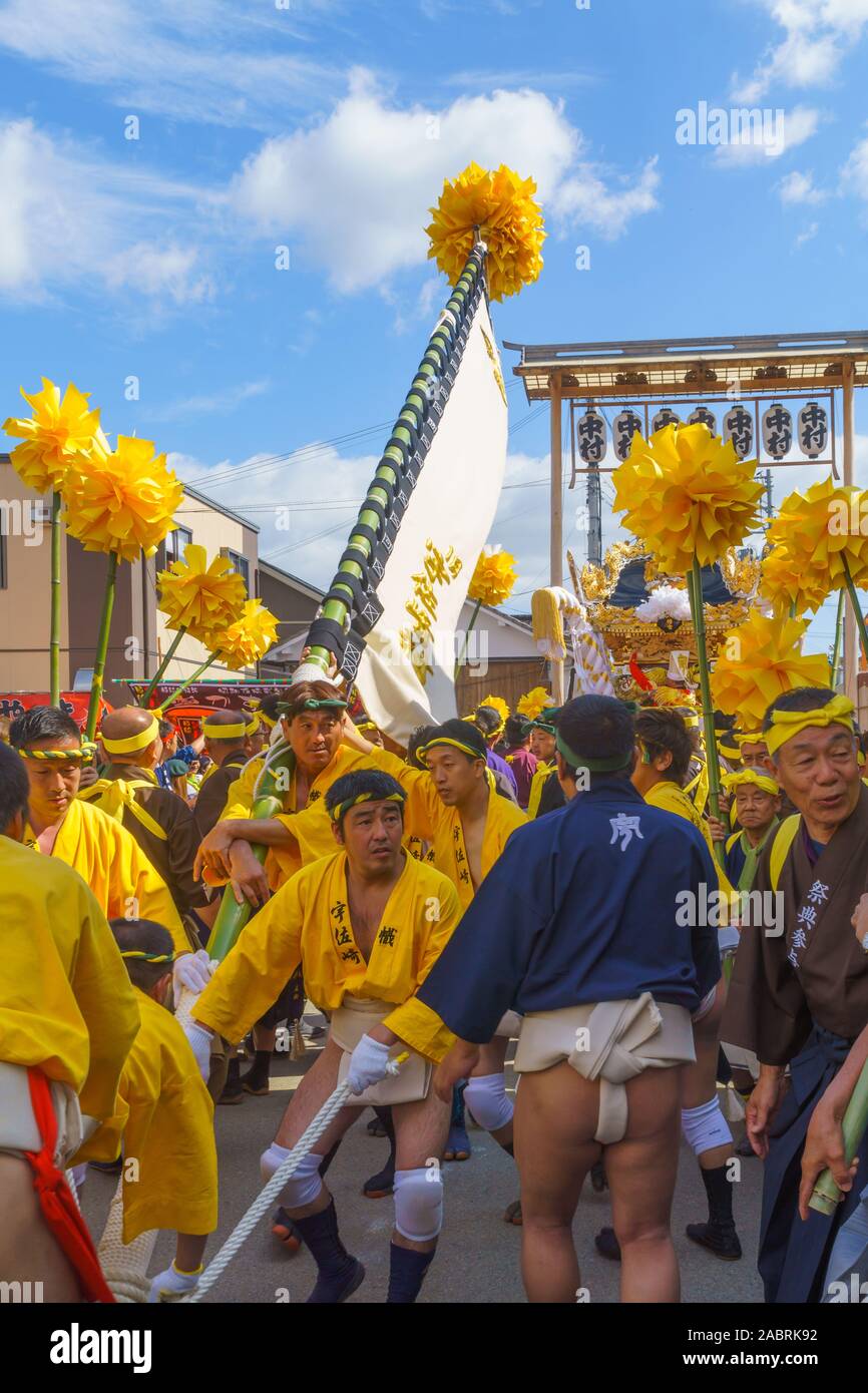 Himeji, JAPON - 15 octobre 2019 : des hommes à la vinaigrette traditionnelle participer à la Nada no Kenka Festival, à Himeji, Japon Banque D'Images
