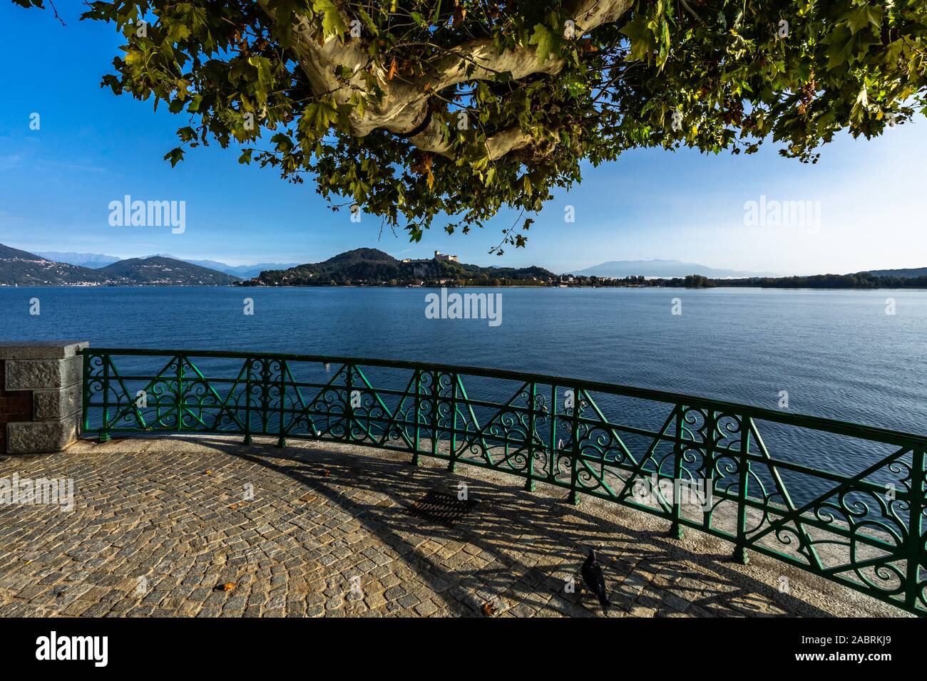 La promenade du front de mer pittoresque à Arona sur les rives du Lac Majeur, Piémont, Italie Banque D'Images