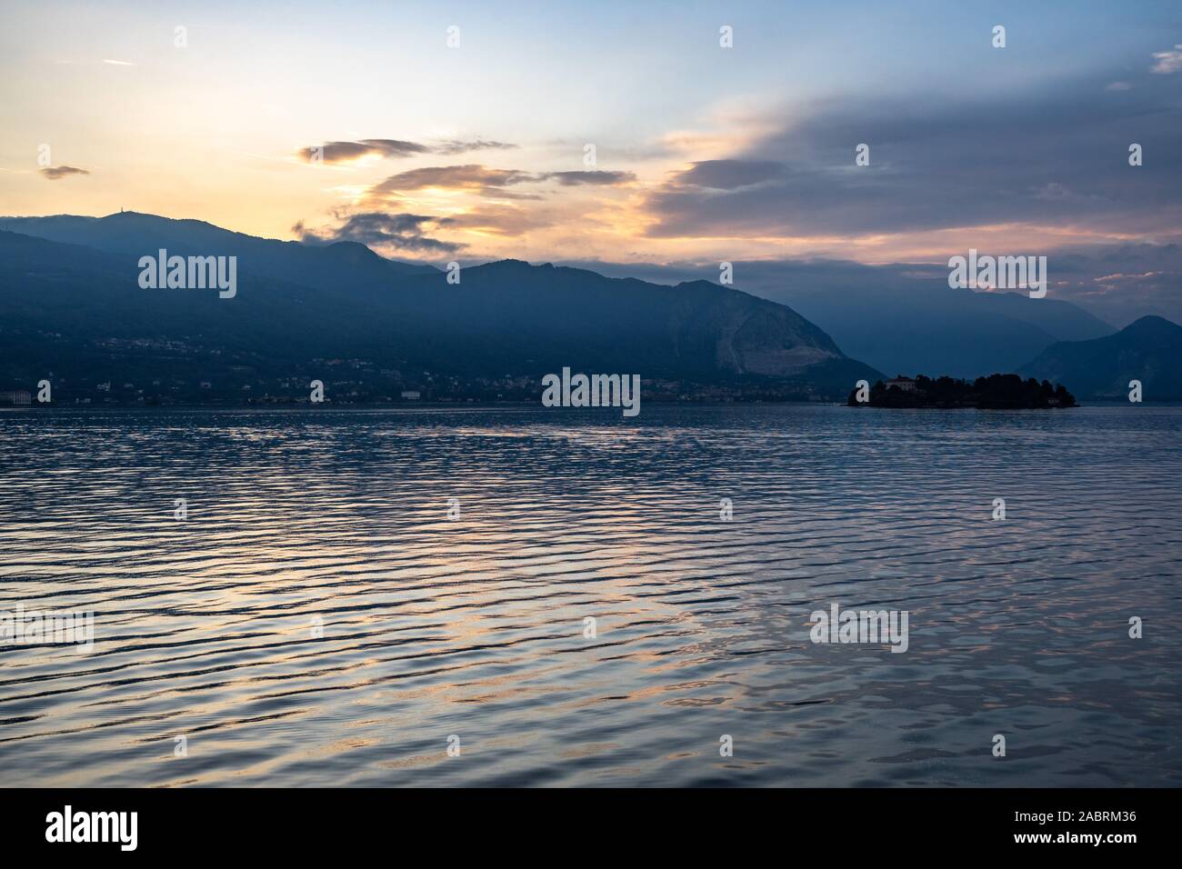 Ferry, jurant sur le Lac Majeur à Stresa, Piémont, Italie Banque D'Images