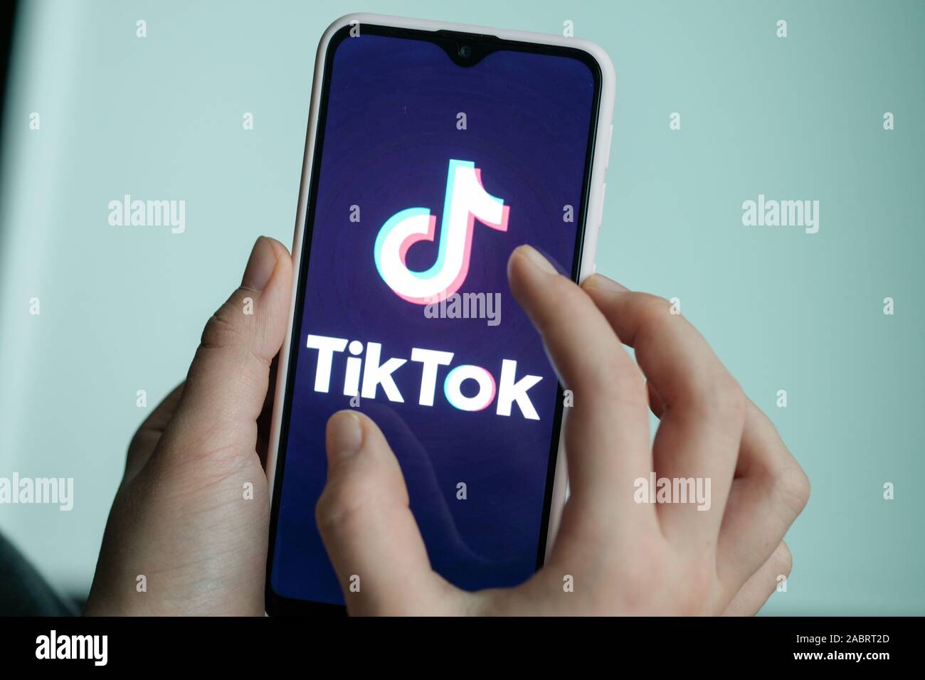 Berlin, Allemagne. 13 Nov, 2019. ILLUSTRATION - une fille est tenant son smartphone avec le logo de la courte vidéo app TikTok dans ses mains. Avec TikTok, les utilisateurs peuvent créer des vidéos pour téléphone mobile courts clips musicaux ou autres vidéos. Les autres utilisateurs peuvent le commenter, distribuer des cœurs ou réagir d'une autre manière. Les messages privés sont également possibles. L'app est particulièrement populaire auprès des jeunes. Credit : Jens Kalaene Zentralbild-/dpa/dpa/Alamy Live News Banque D'Images