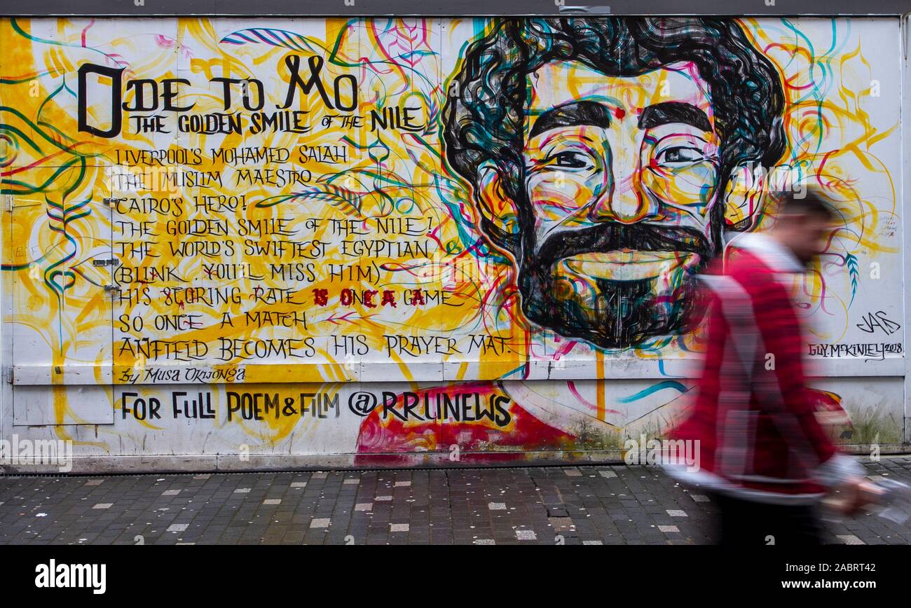 Un paqssinmg personnes Mo rue Salah murale, football, art mural, peinture, dessin, urbain, symbol, artwork de footballeur célèbre Mohamed Salah peint à Liverpool pour commerate sa finale de Ligue des Champions de l'équipe contre le Real Madrid, reproduisant des images qui sont apparus à travers l'Egypte. Banque D'Images