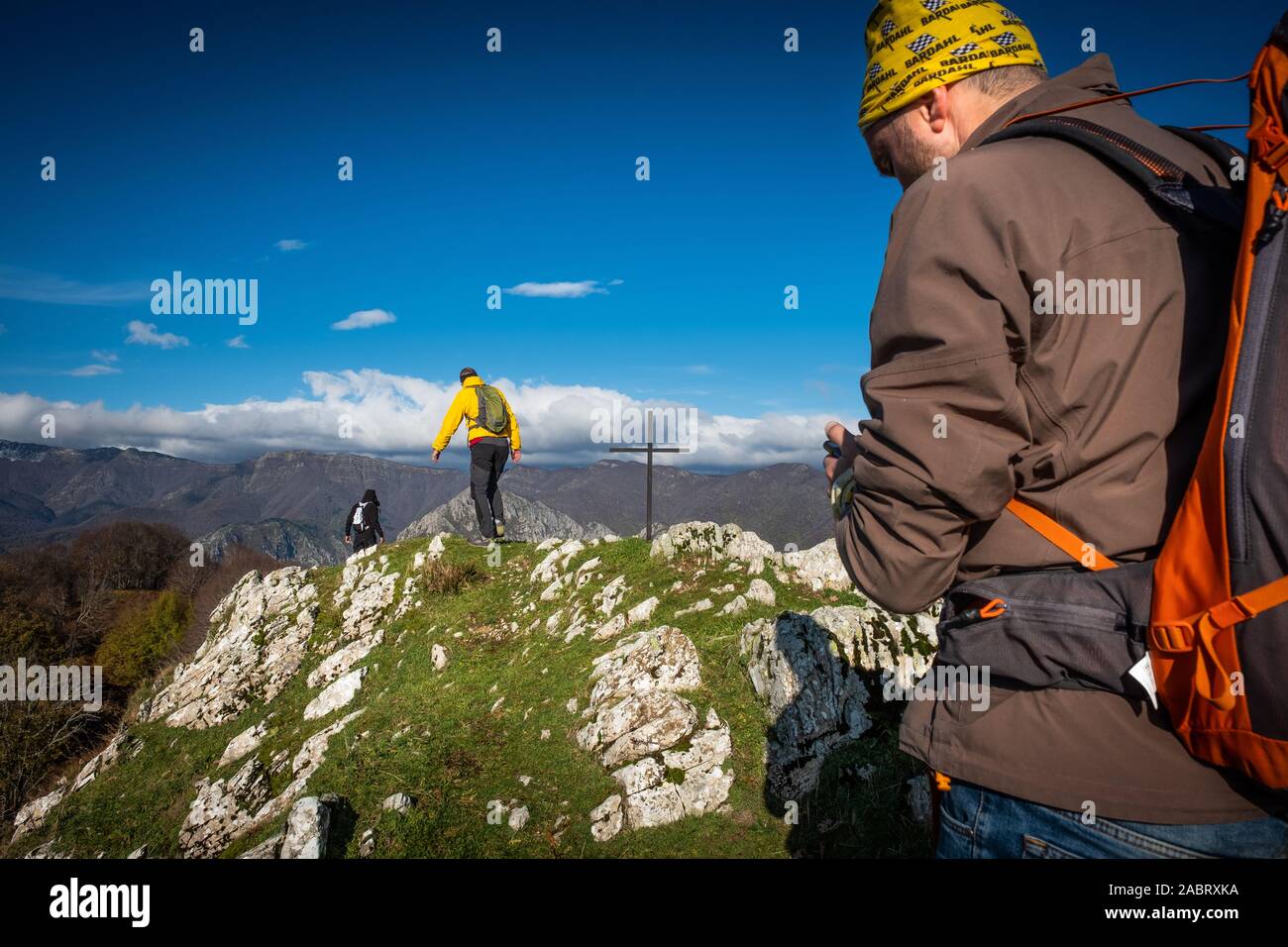 Excursion à pied le long des Apennins, Lucchese Lucchio vu de Penna, Lucca - Toscane, Italie Banque D'Images
