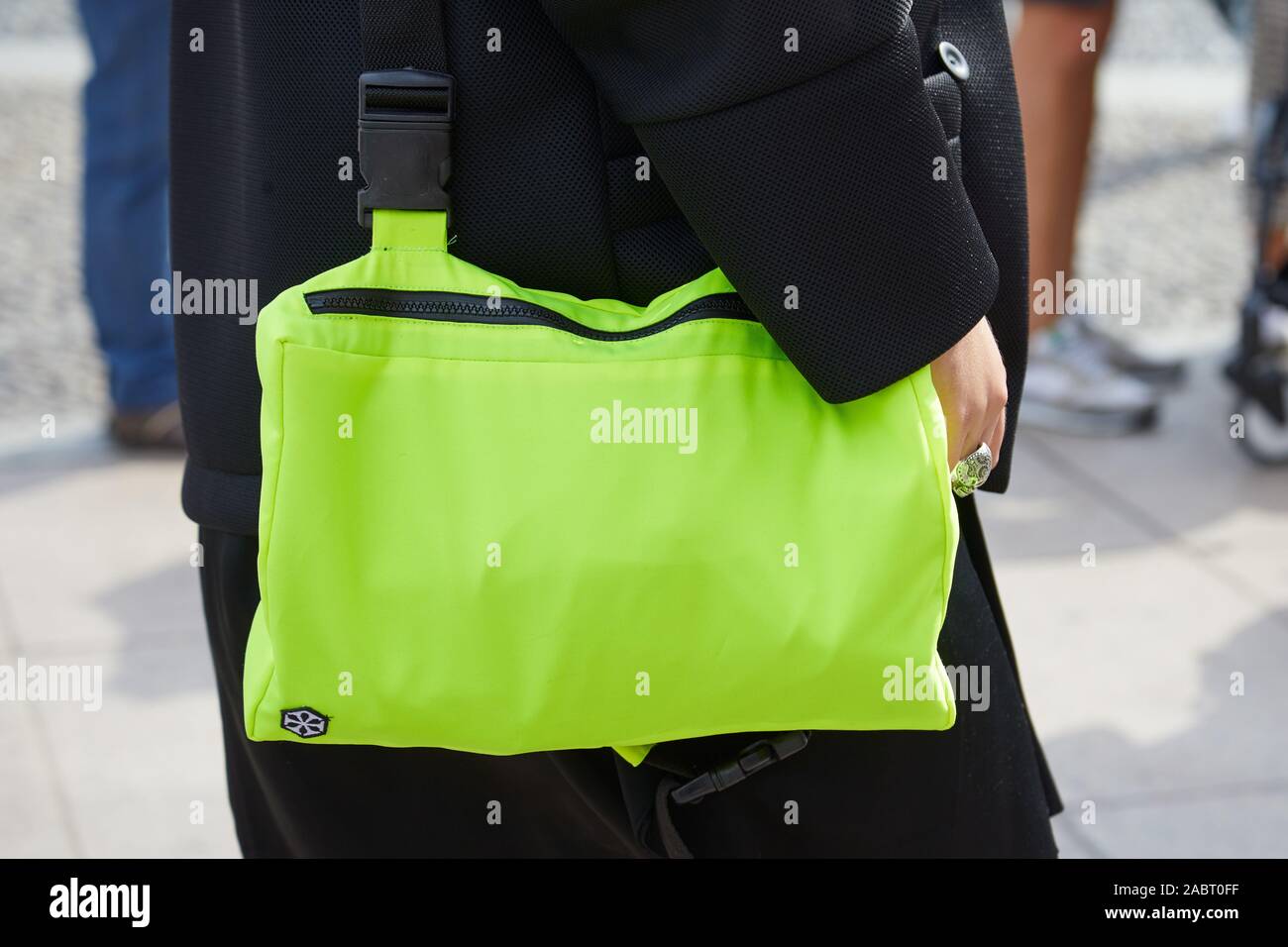 MILAN, ITALIE - 18 septembre 2019 : Femme avec sac jaune acide avant de Tiziano Guardini fashion show, Milan Fashion Week street style ? Banque D'Images