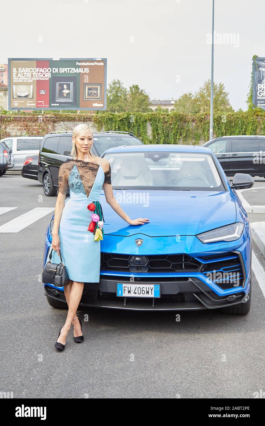 MILAN, ITALIE - 18 septembre 2019 : Femme avec sac Prada noir et bleu  Lamborghini Urus avant Prada fashion show, Milan Fashion Week street style  Photo Stock - Alamy
