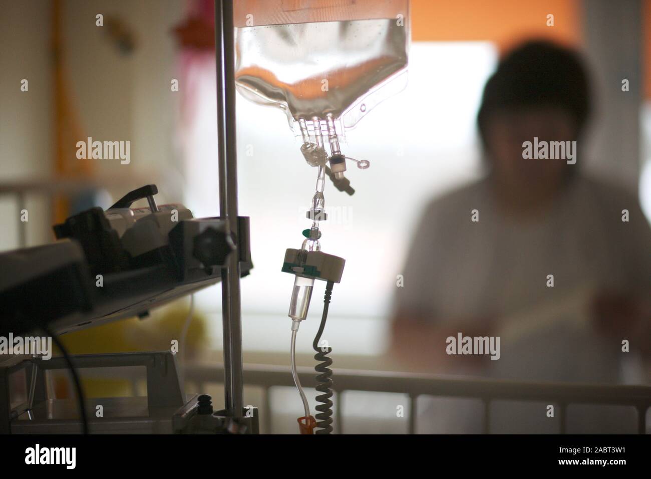 L'équipement médical et dispositif pour l'administration de drogues par voie intraveineuse à un patient dans une clinique moderne Banque D'Images