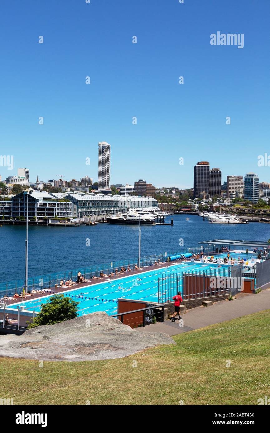 Un jogging passant devant la piscine, Potts point, Sydney Australie ; exemple de style de vie en Australie Banque D'Images
