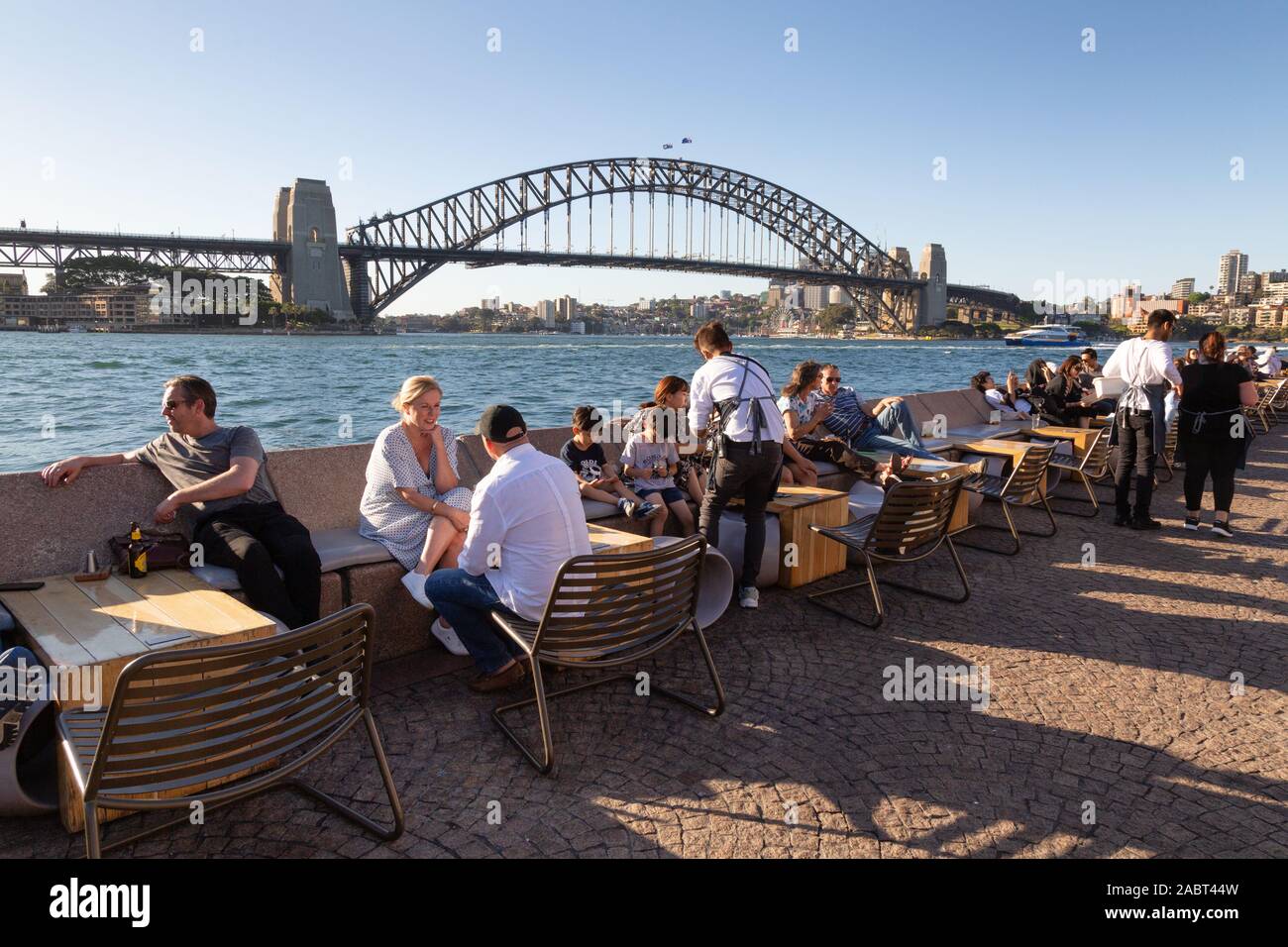 Le port de Sydney et Sydney Harbour Bridge avec les festivaliers à l'opéra restaurant bar le soir, Sydney Australie Banque D'Images