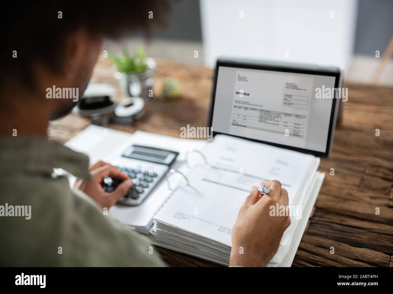 Close-up of Woman's Hands travaillant sur facture sur Laptop At Office Banque D'Images