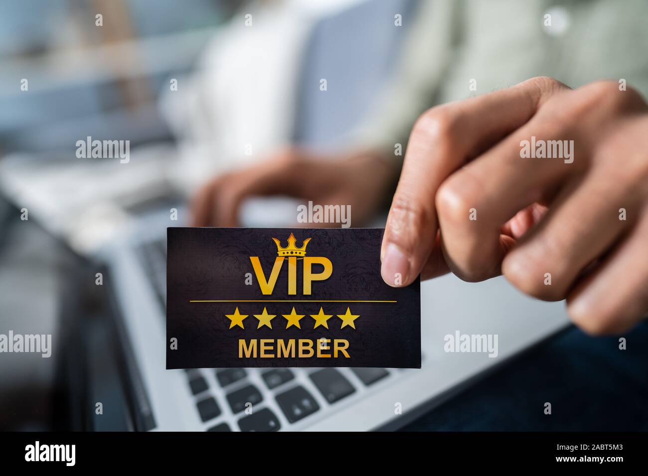 Close-up of a person's Hand Holding Laptop membre VIP Card Banque D'Images
