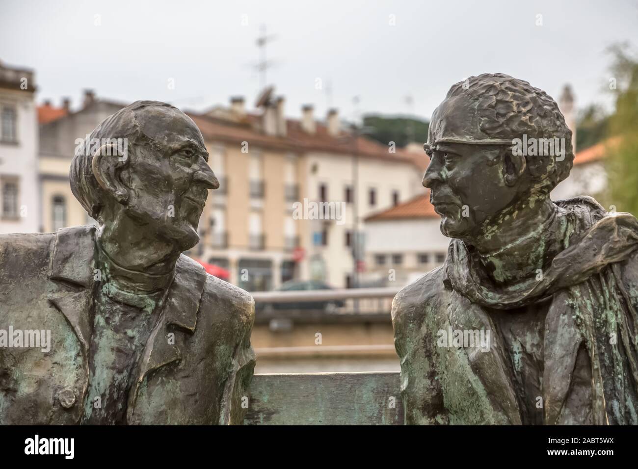 Tomar / Portugal - 0404 2019 : voir à la statue de deux hommes siège au banc, personnalités artistiques sur la ville de Tomar Banque D'Images