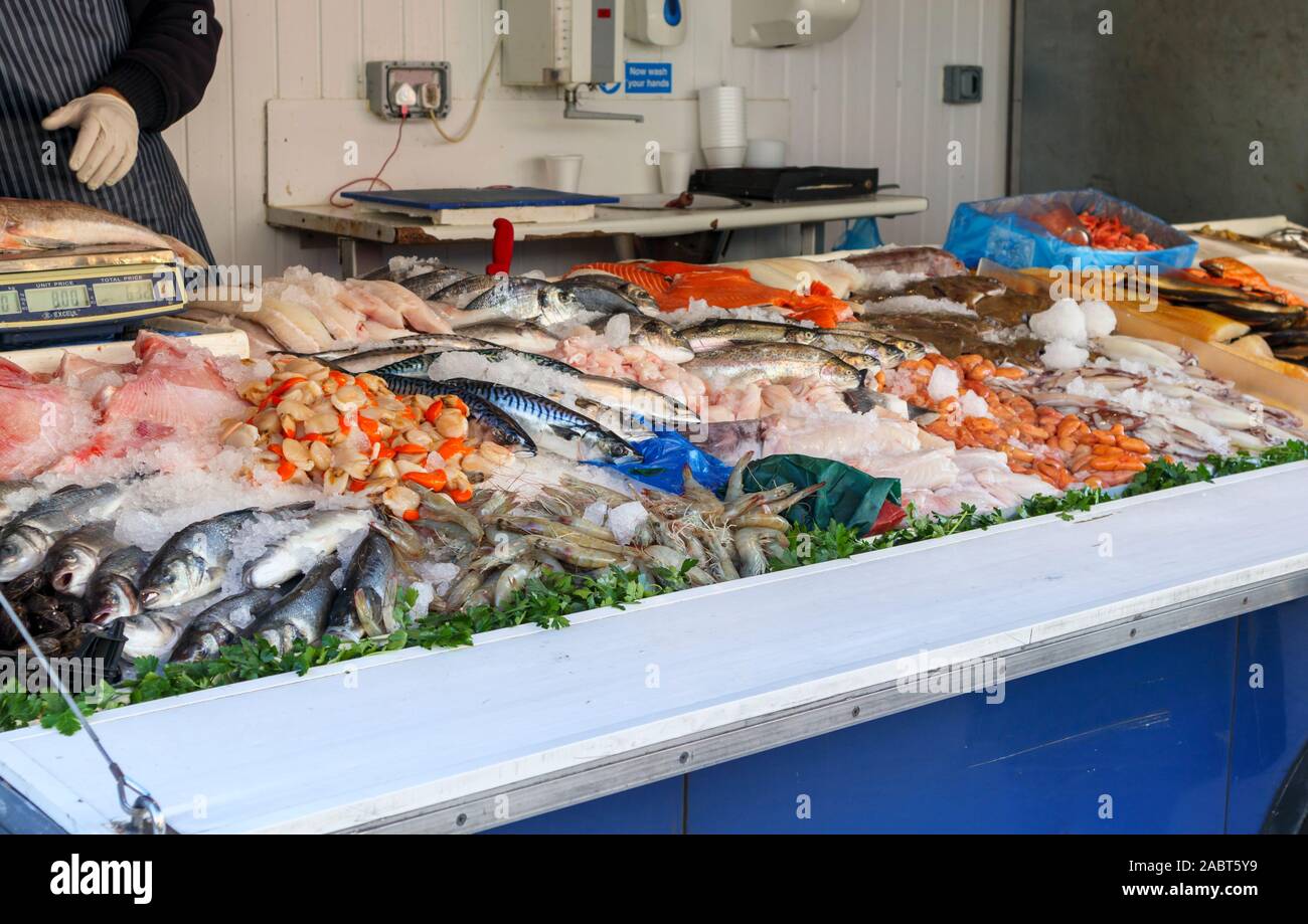 Poissonnerie van Stalle avec un affichage de poissons frais dans Staines-Upon-Thames Market, High Street, Staines, une ville de Spelthorne, Surrey, England, UK SE Banque D'Images