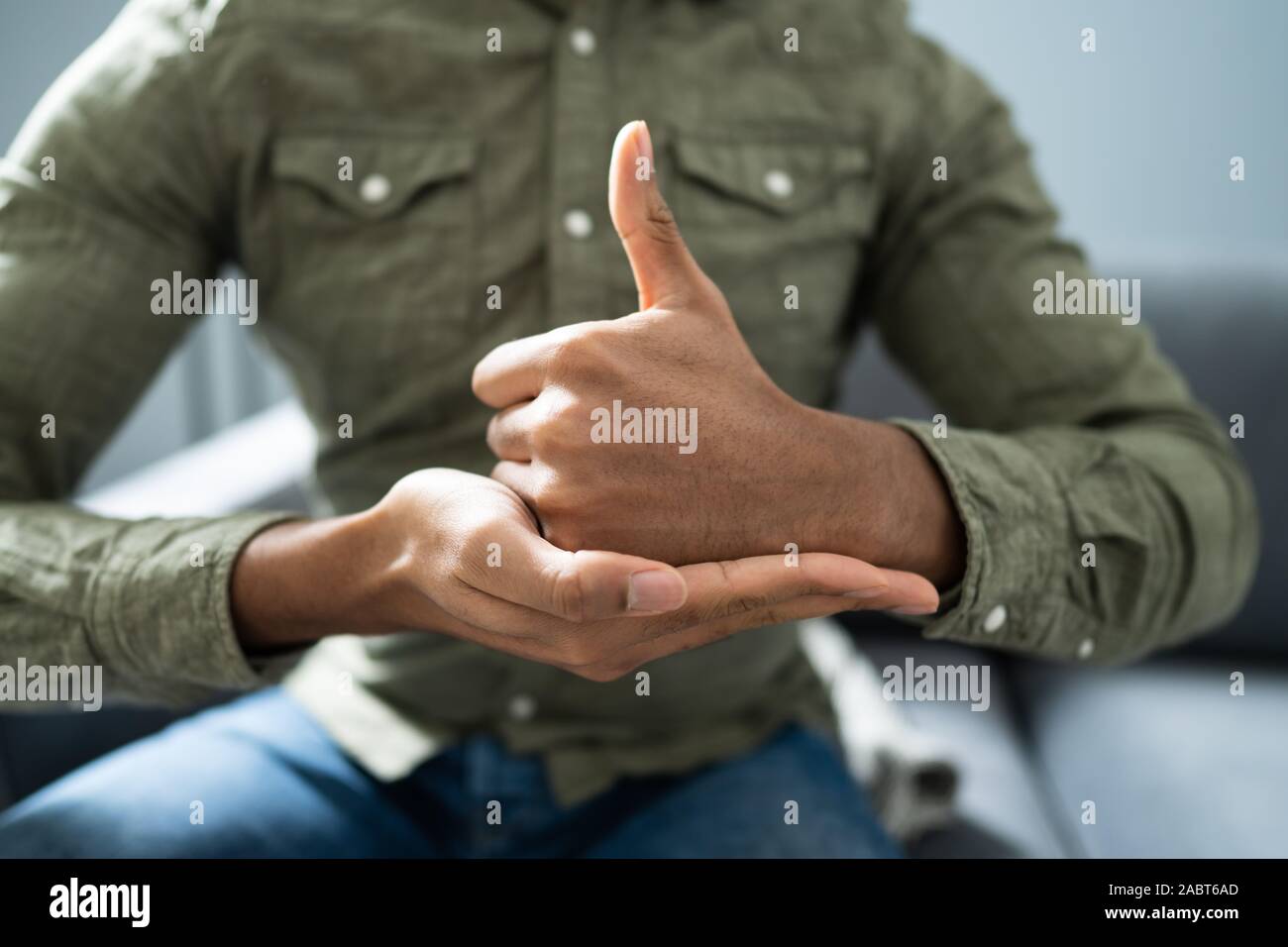 L'homme en langue des signes pour communiquer, à la maison Banque D'Images